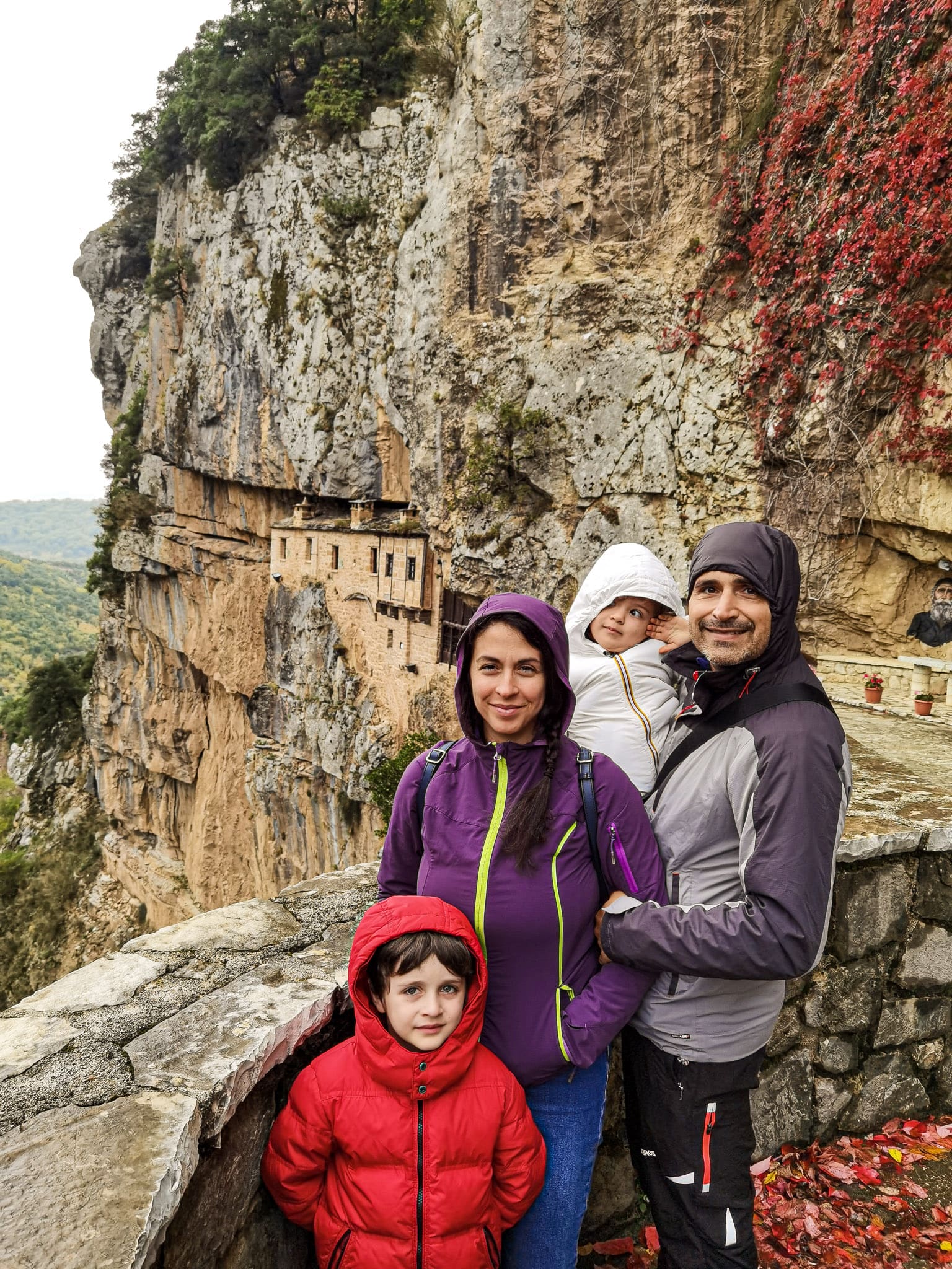 Famiglia in viaggio in Epiro Grecia nella regione di Tzoumerka