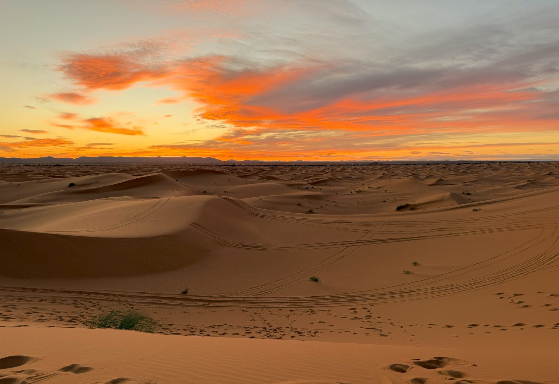 Dune di sabbia di Erg Chebbi nel deserto di Merzouga in Marocco al tramonto